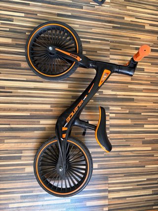 Bicicleta sin pedales naranja y negra NEGOCIABLE