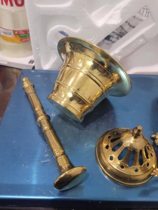 Incensario y mortero de latón