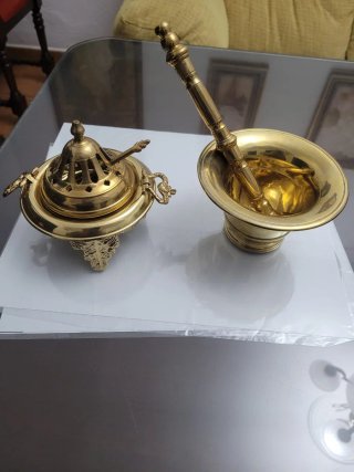 Incensario y mortero de latón