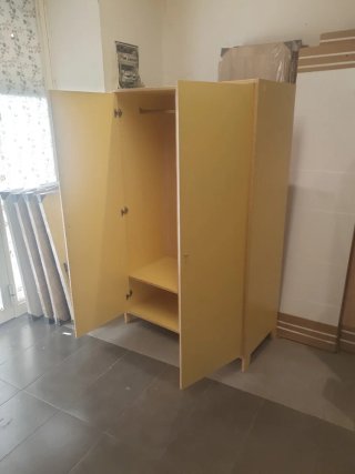 Armario de madera y plástico amarillo