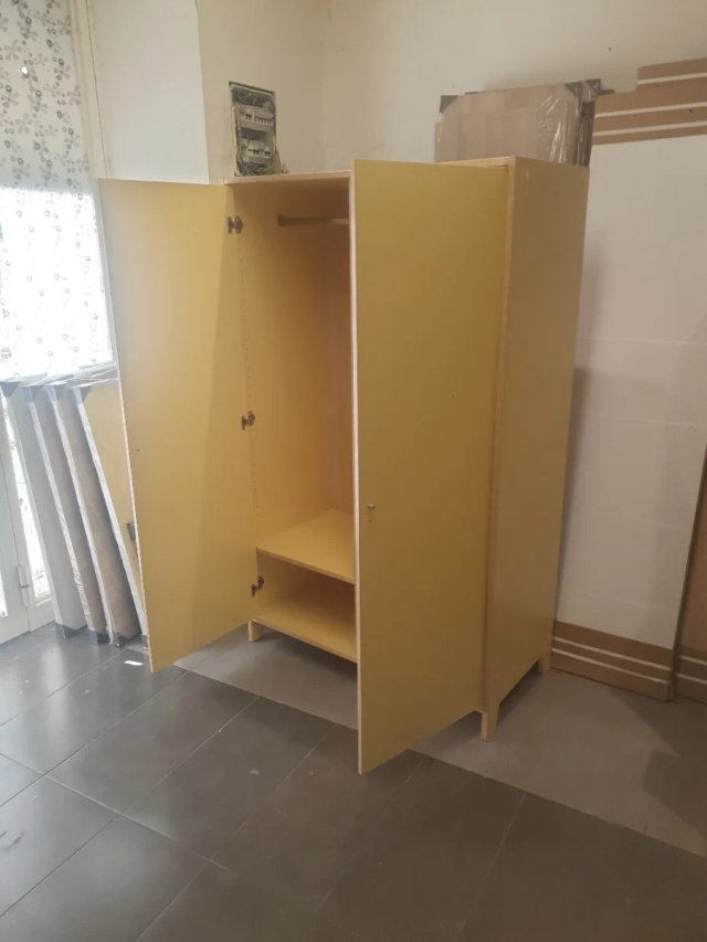 Armario de madera y plástico amarillo