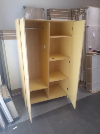 Armario de madera y plástico amarillo