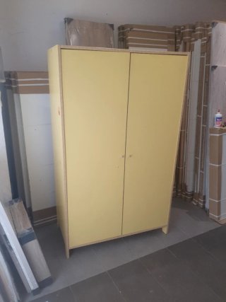 Armario de madera y plástico amarillo