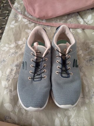 Zapatillas Fila Grises y Rosas