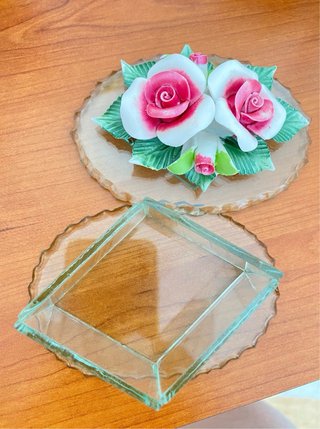 Portagioie in vetro con rose in ceramica
