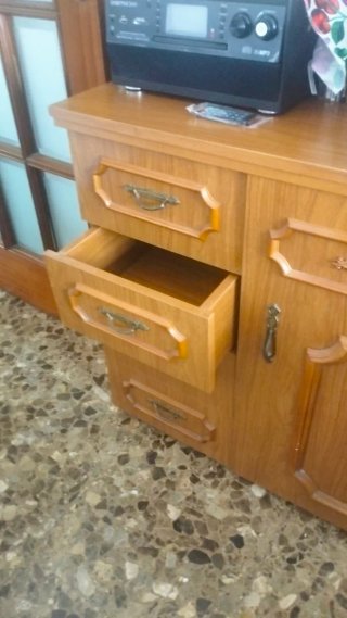 Mueble Singer y máquina de coser antigua