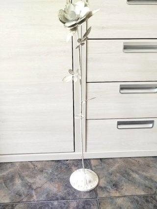 Rosa decorativa de metal blanca