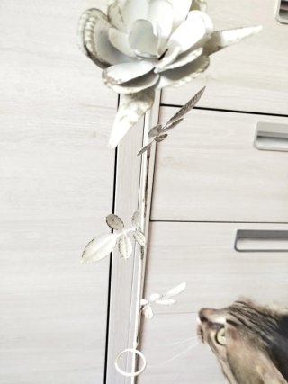 Rosa decorativa de metal blanca