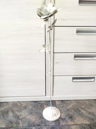 Rosa decorativa de metal blanca