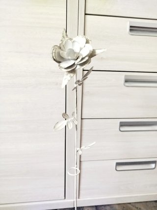Rosa decorativa de metal blanca