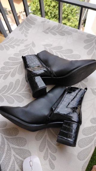 Botines negros tacón textura piel cocodrilo