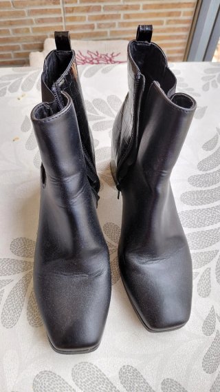 Botines negros tacón textura piel cocodrilo