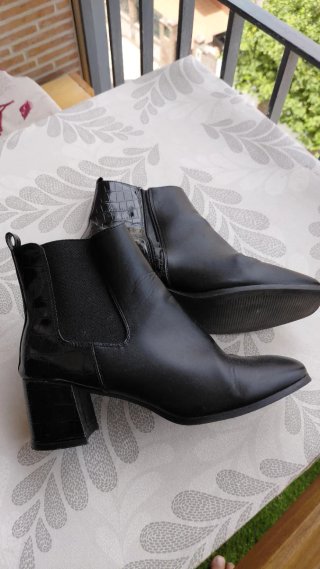 Botines negros tacón textura piel cocodrilo