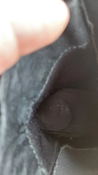 Botines negros tacón textura piel cocodrilo