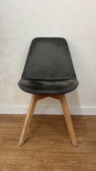 Sillas de terciopelo gris con patas de madera