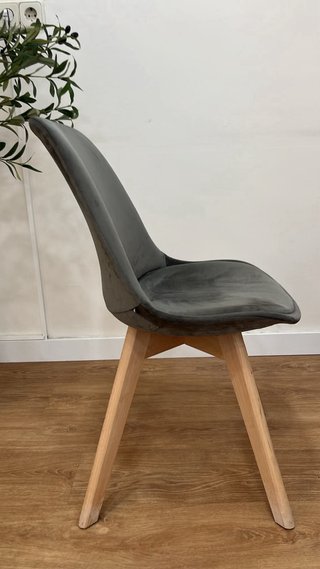 Sillas de terciopelo gris con patas de madera