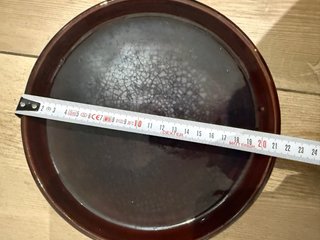 Plato de barro marrón