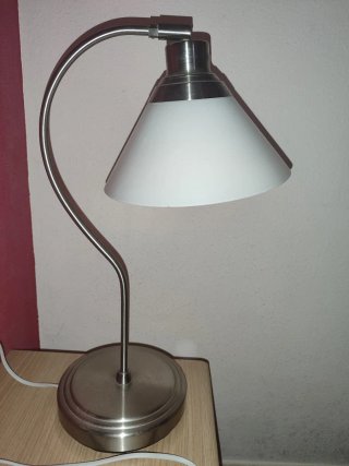 Lámpara de mesa plateada y blanca