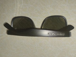 Gafas de sol negras y doradas