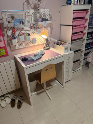 Escritorio infantil blanco del Ikea