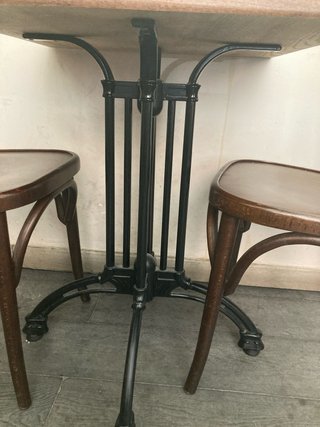 Mesas y Sillas de Bar Madera Oscura,