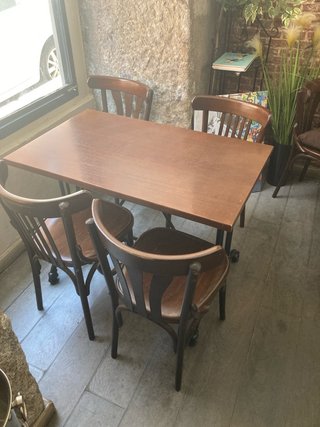 Mesas y Sillas de Bar Madera Oscura,