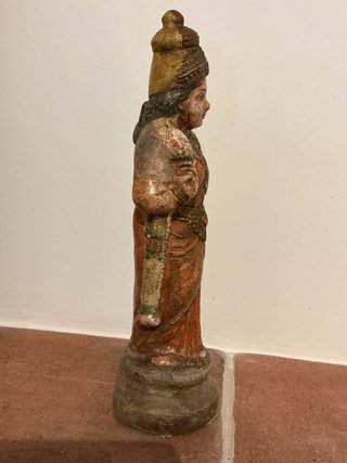 Figura hindú antigua pintada a mano
