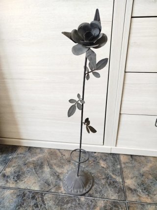 Rosa decorativa de metal negra
