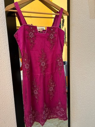 Vestido de fiesta rosa con bordados