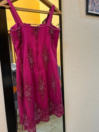Vestido de fiesta rosa con bordados