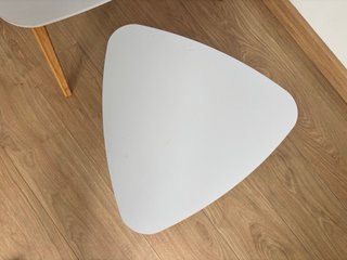 2 Mesas Auxiliares Triangulares Blancas