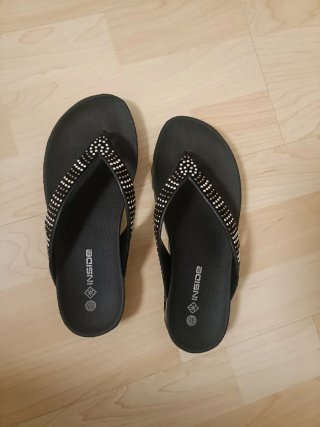 Sandalias negras con pedrería