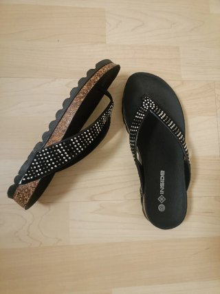 Sandalias negras con pedrería
