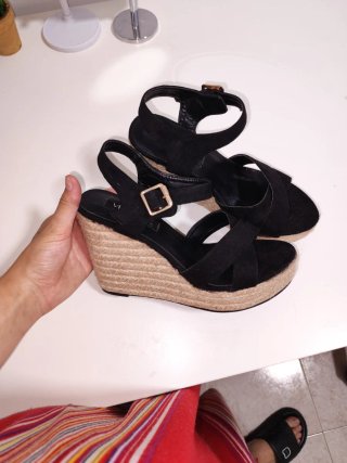 Sandalias de cuña negras