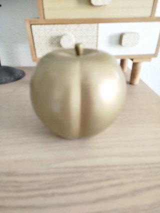 Manzana decorativa dorada
