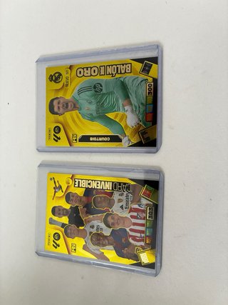 2 Cromos Panini Adrenalyn: Courtois y Invencible