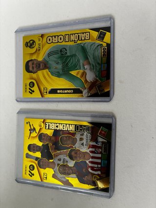 2 Cromos Panini Adrenalyn: Courtois y Invencible