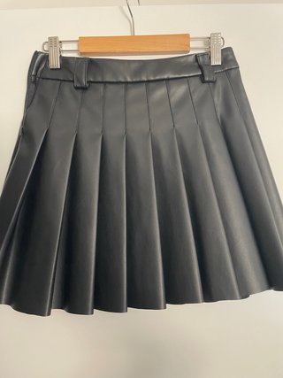 Falda negra piel sintética plisada