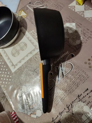 Olla negra con mango naranja