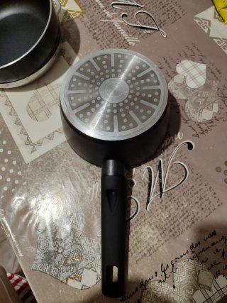 Olla negra con mango naranja