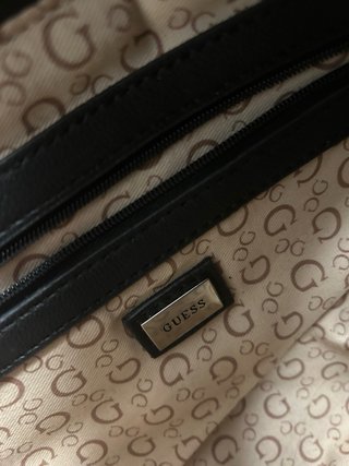 Bolso Guess negro acolchado