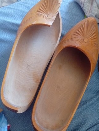 Madreñas Asturianas de Madera Tallada