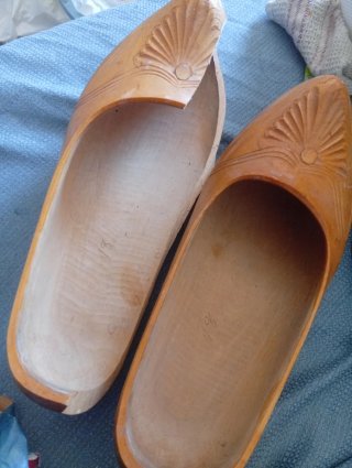 Madreñas Asturianas de Madera Tallada