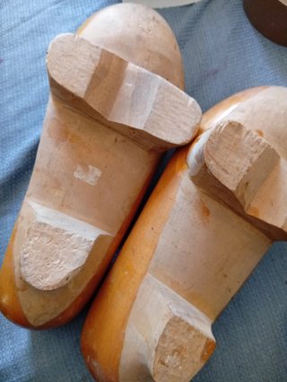 Madreñas Asturianas de Madera Tallada