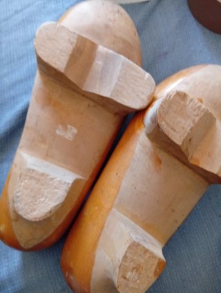 Madreñas Asturianas de Madera Tallada