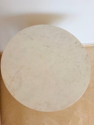 2 Mesitas de mármol Richmond Interiors doradas.