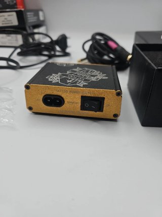 Maquina de tatuaje con pedal y fuente de poder.