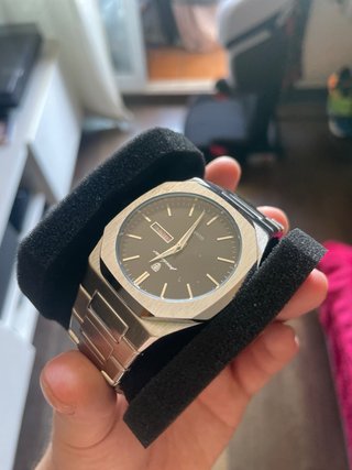 Reloj QUARTZ plateado esfera negra