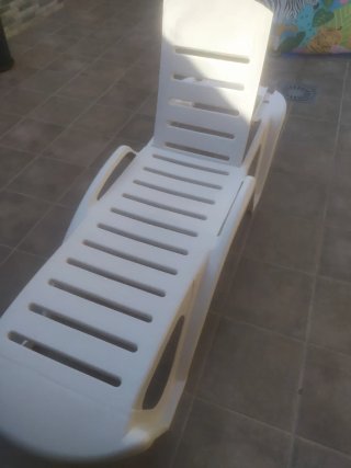 Tumbona de plástico blanca