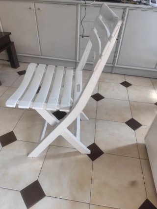 Silla plegable de madera blanca